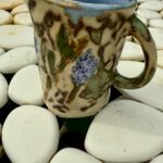 Kāsitöökeraamika-väike kann.